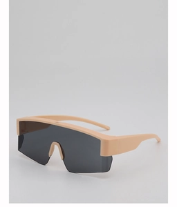 Detailansicht der Oversize-Radbrille mit beigem Rahmen und dunkelgrauen einteiligen Gläsern