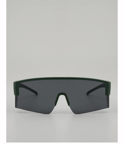 Nahaufnahme der matten dunkelgrünen Fahrradbrille mit grauen Gläsern und Wrap-Design