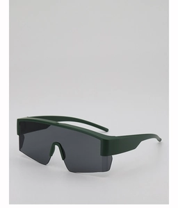Detailansicht der großen mattgrünen Radsport-Sonnenbrille mit grauen Gläsern