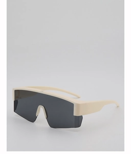 Detail der modernen cremefarbenen Radsport-Sonnenbrille mit schwarzem Visierglas