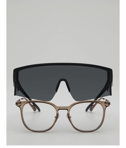 Nahaufnahme der Fahrradbrille mit transparentem Rahmen und getöntem Gläserset