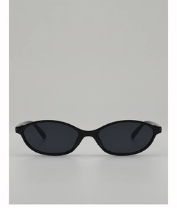 Detailansicht der Retro-Sonnenbrille mit schwarzem Ovalrahmen und Nasenpads