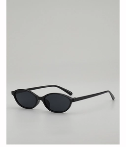 Detailansicht der Retro-Oval-Sonnenbrille mit glänzend schwarzem Rahmen und grauen Gläsern
