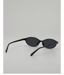 Detailansicht der ovalen schwarzen Sonnenbrille mit schmalem Rahmen und grauen Gläsern