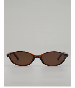 Detailansicht der Retro-Oval-Sonnenbrille mit Schildpatt-Rahmen und braunen Gläsern