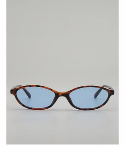 Detail einer Retro-Oval-Sonnenbrille mit Schildpatt-Rahmen und hellblauen Gläsern