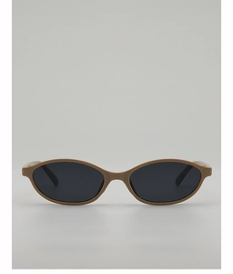 Flachbild von khakifarbener ovaler Sonnenbrille mit dunklen Gläsern auf grauem Grund