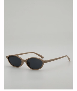 Detailansicht der ovalen Retro-Sonnenbrille mit hellbraunem Rahmen und Brillenbügel-Infos