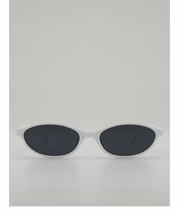 Details der trendigen weißen ovalen Sonnenbrille mit dunklen Gläsern und schmalem Gestell