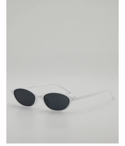 Detailansicht der ovalen weißen Sonnenbrille mit dunklen Gläsern und glattem Gestell