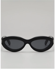 Vue de face des lunettes de soleil œil-de-chat noires avec monture ovale et verres foncés