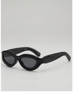 Vue latérale de lunettes de soleil œil-de-chat noires à monture épaisse et verres foncés