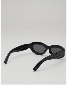 Détail des lunettes de soleil œil de chat montrant la taille et les spécifications du modèle