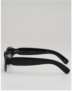 Vue latérale de lunettes de soleil œil-de-chat avec larges branches polies et tailles