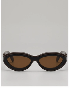 Détail de lunettes de soleil ovales vintage avec monture épaisse et verres teintés