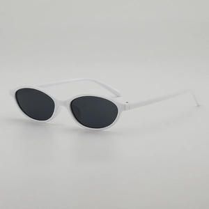 Kleine ovale Retro-Sonnenbrille in Weiß mit dunklen Gläsern für Streetwear-Look