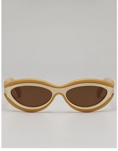 Gros plan sur des lunettes œil de chat jaune moutarde avec bordure dorée chic