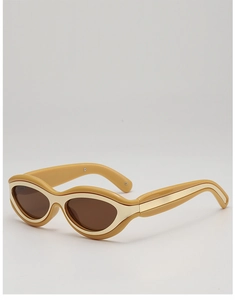 Détail de lunettes de soleil œil-de-chat kaki avec garniture dorée et verres bruns