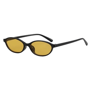 Retro-Sonnenbrille mit kleinen ovalen schwarzen Rahmen und gelben Gläsern im 90er-Jahre-Stil