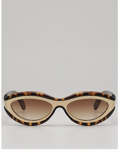Gros plan sur lunettes œil-de-chat écaille avec bordure dorée et verres dégradés marron