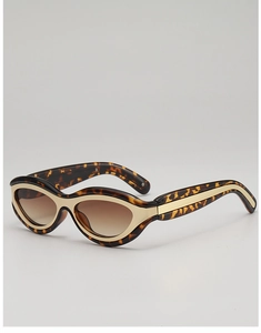 Détail de lunettes de soleil œil de chat à motif écaille avec accents dorés