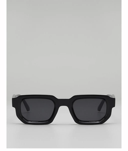 Détail de lunettes de soleil carrées noires avec verres teintés et monture large
