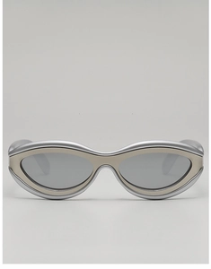 Détail macro de lunettes de soleil futuristes argentées avec monture métallique élégante