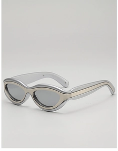 Détail de lunettes de soleil œil-de-chat futuristes avec monture argentée et tons beige