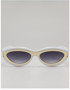 Détail de lunettes de soleil œil-de-chat blanches avec liseré intérieur en métal doré