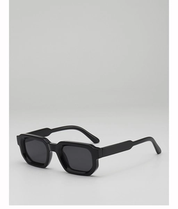Vue détaillée des lunettes de soleil rétro à monture épaisse rectangulaire noire et unie
