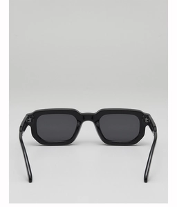 Vue arrière macro des lunettes de soleil carrées noires avec détails des charnières