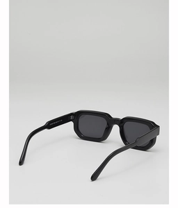 Détail de la monture de lunettes de soleil carrée noire avec marquage de modèle ZK8887 C10