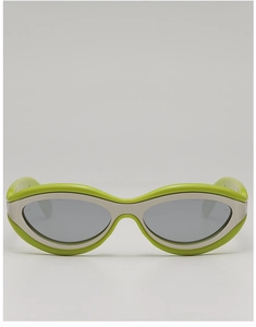 Détail de lunettes de soleil œil de chat vert citron avec bordure argentée et verres gris