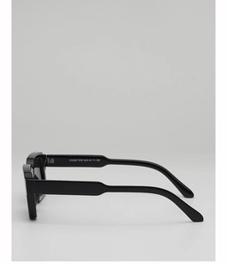 Vue latérale de lunettes de soleil noires carrées avec branches larges et modèle ZN3887