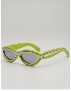 Détail de lunettes de soleil œil-de-chat vert fluo avec insert métallique argenté et verres gris
