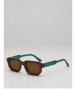 Détail de lunettes de soleil carrées bicolores avec monture marron et branches vertes