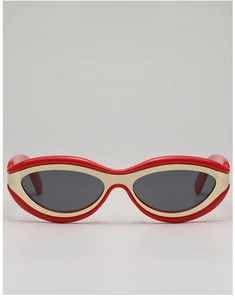 Vue détaillée des lunettes de soleil œil de chat rouges avec bordure dorée et verres