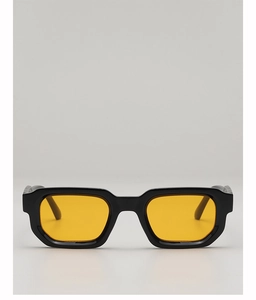 Vue de face des lunettes de soleil carrées avec monture noire et verres ambrés