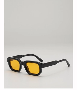 Détail de lunettes carrées rétro avec monture noire et verres jaunes transparents