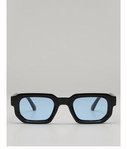 Vue détaillée des lunettes de soleil rectangulaires noires avec verres bleu clair