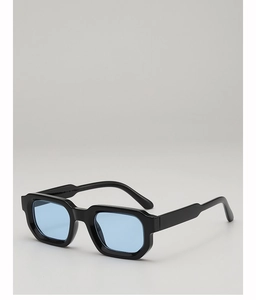 Détail de lunettes de soleil rectangulaires noires à verres bleu clair translucides