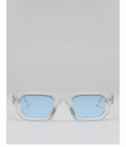 Détail de lunettes de soleil carrées tendance avec verres bleu clair et monture claire