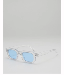 Détail des lunettes de soleil carrées couleur gelée avec verres bleu clair et monture