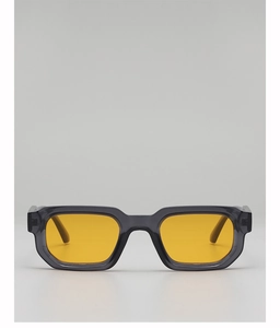 Gros plan de lunettes de soleil carrées gris translucide à verres ambrés
