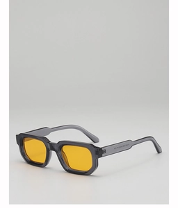 Détail de lunettes de soleil carrées avec monture grise et verres jaunes