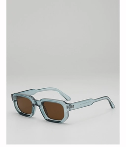 Détail des lunettes de soleil carrées bleu transparent avec verres bruns et larges branches
