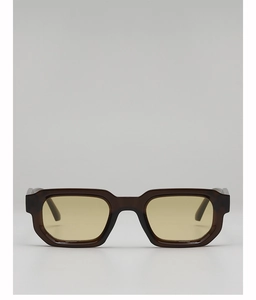 Détail de la monture carrée marron foncé avec verres teintés jaunes au style rétro tendance