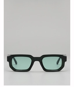 Gros plan sur la monture rectangulaire noire avec verres vert menthe et fini mat