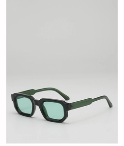 Vue macro détaillée de la charnière intérieure et des spécifications sur les lunettes carrées