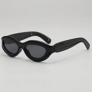 Lunettes de soleil cat-eye noires tendance avec monture ondulée épaisse et verres foncés